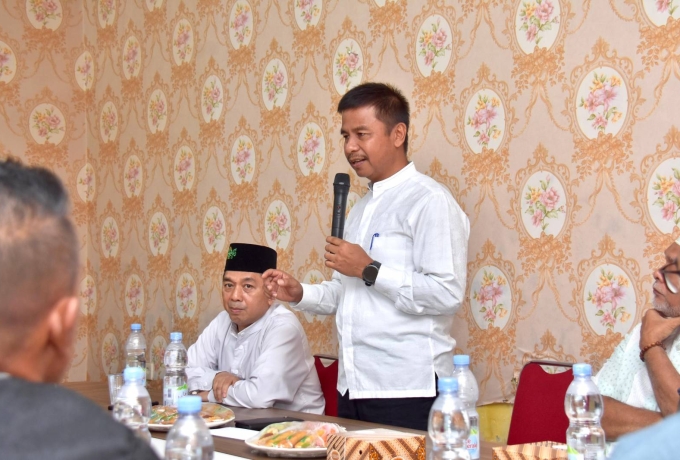 Pj Sekda Kampar Serahkan Uang Pembinaan Kepada Qari Asal Kampar