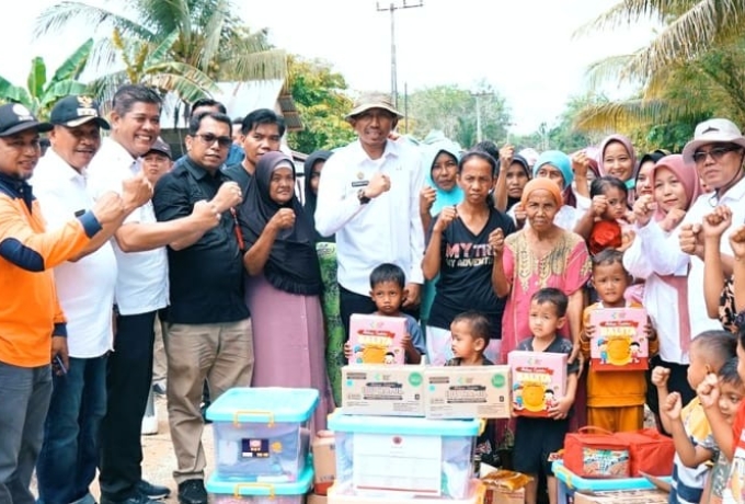 PJS Bupati Kuansing Serahkan Bantuan Banjir