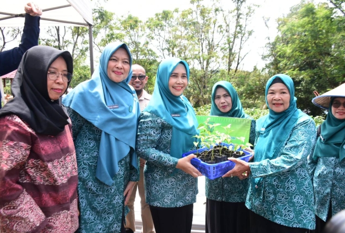 Ricana Djayanti Hambali Dampingi Ketua TP PKK Riau Zuliana Rahman Hadi Tinjau Kebun Cabe Stanum