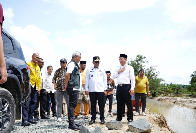 Kunker Perdana di Kampar, Pj Gubernur Riau Tinjau Pembangunan Jalan dan Jembatan di Salo