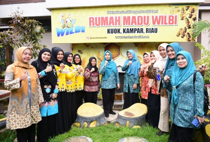 Ricana Hambali Dampingi Pj Ketua TP PKK Provinsi Riau Zuliana Rahman Hadi Kunjungi Rumah Madu Wilbi di Kuok