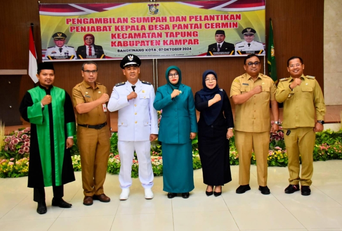 Pj. Sekda Kampar Ambil Sumpah Dan Lantik Rusli Wahid sebagai Pj. Kades Pantai Cermin