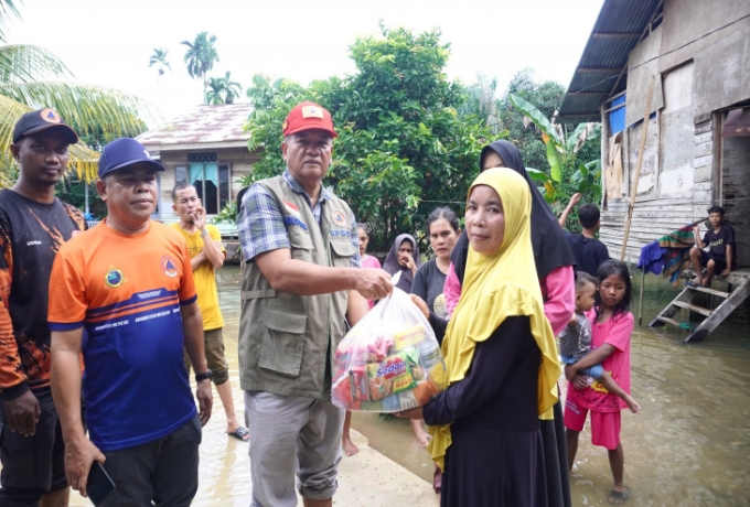 Pemkab Kampar Salurkan Bantuan Sembako Dan Beras Di Desa Silam