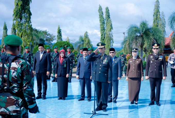 Hari Pahlawan, Ketua DPRD Kampar Bersama Pj Bupati Tabur Bunga