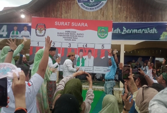 Dukung Pasangan Indah Jadi Bupati, Ribuan Warga Ujungbatu Hadiri Kampanye Dialogis Paslon nomor 4 di Lapangan Suhada