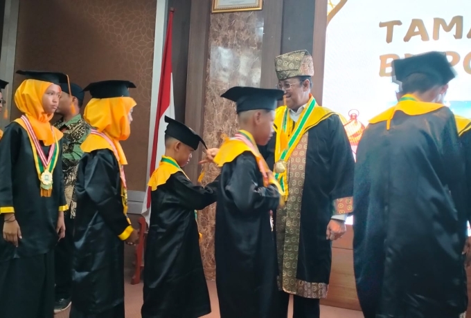 Wabup Anwar Hasyim Wisuda Ratusan Santri TPQ se_ Kecamatan Tebing