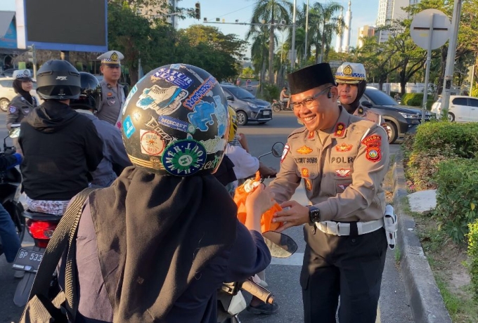 Tebar Kebaikan Ramadhan, Ditlantas Polda Kepri Bagikan Takjil untuk Pengendara  