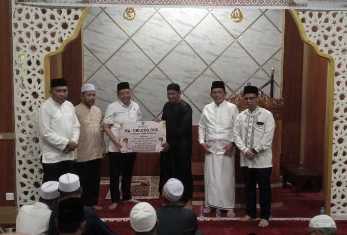 Safari Ramadan di Karimun, Gubernur Kepri Ansar Ahmad Serahkan Berbagai Bantuan 