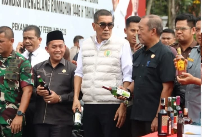 Pimpinan DPRD Riau Hadiri Pemusnahan Barang Bukti Hasil Razia