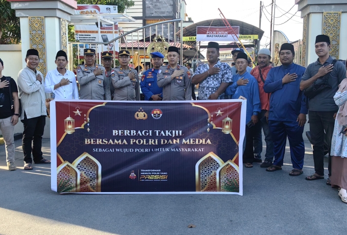 Polres Karimun Bersama Awak Media Berbagi Takjil