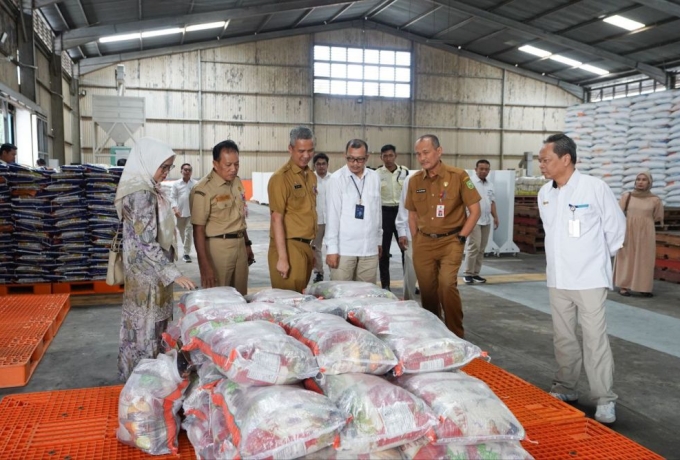 Tinjau Gudang Bulog, Pj Sekdaprov Riau Sebut Stok Bahan Pokok Aman