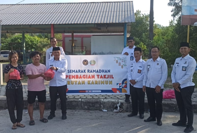 Rutan Karimun Berbagi Takjil Kepada Masyarakat