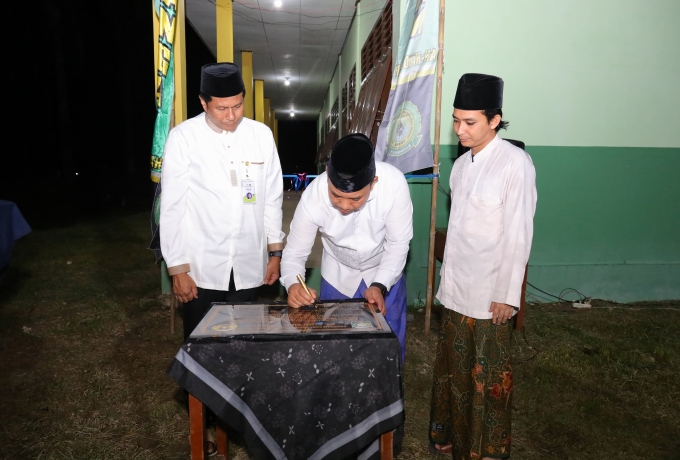 Resmikan Ruang Kelas Baru Pondok Pesantren Kandangan ini kata Wabup Husni