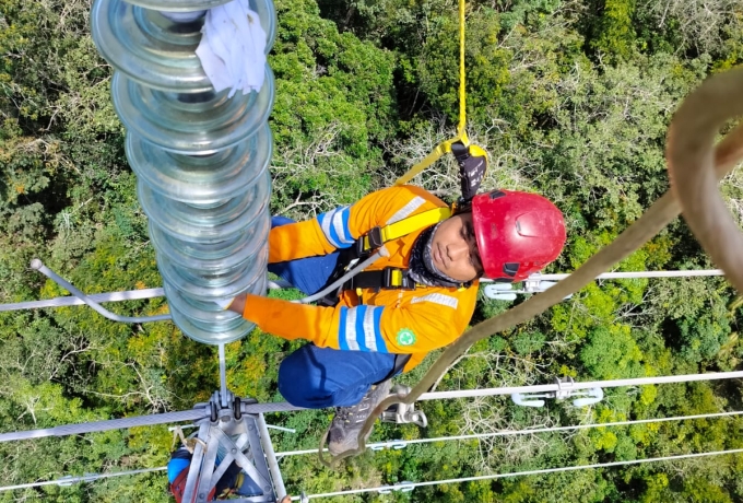PLN Lakukan Pemeliharaan Isolator di Wilayah Terpencil Indragiri Hulu