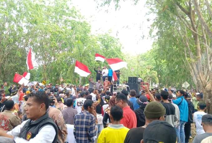 Akibat kisruh pilkada yang berlarut larut Ribuan Masyarakat Siak Turun ke Jalan