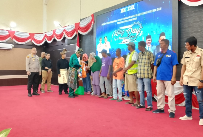May Day 2025, Buruh dan Disnaker Karimun Gelar Seminar dan Berbagi Sembako