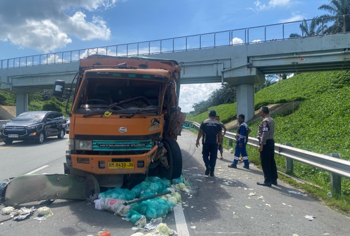 Kecelakaan Truk, Sayur Berserakan di Tol Pekanbaru-Dumai
