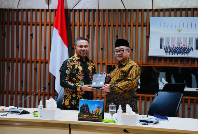 Gubernur Abdul Wahid Minta Revitalisasi Sekolah ke Mendikdasmen RI