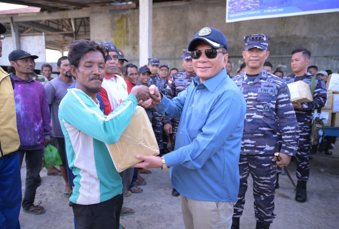 Bupati Rohil, Bistamam Bersama TNI AL Salurkan Sembako Kepada Nelayan Bagansiapiapi 