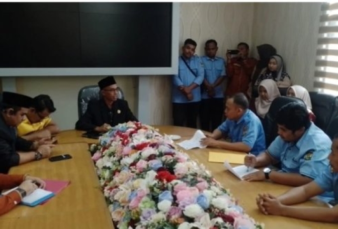 Ratusan Hononer Temui Komisi I DPRD Kampar