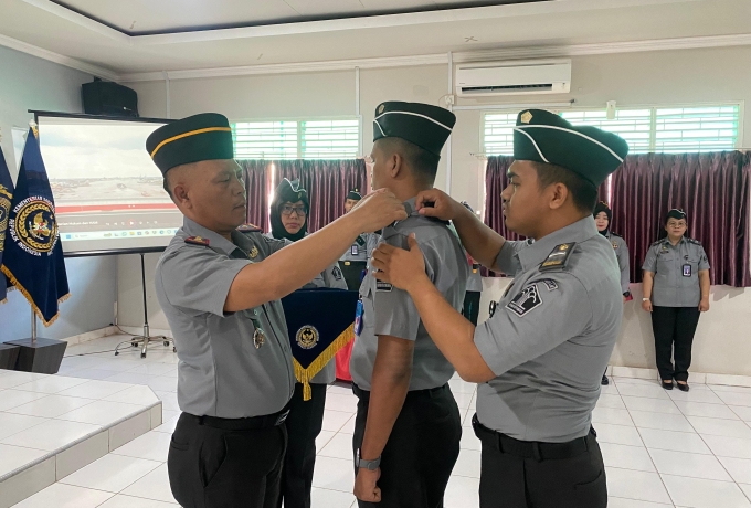 Karutan Karimun Sematkan Tanda Kenaikan  Pangkat Kepada Satu Orang Pegawai