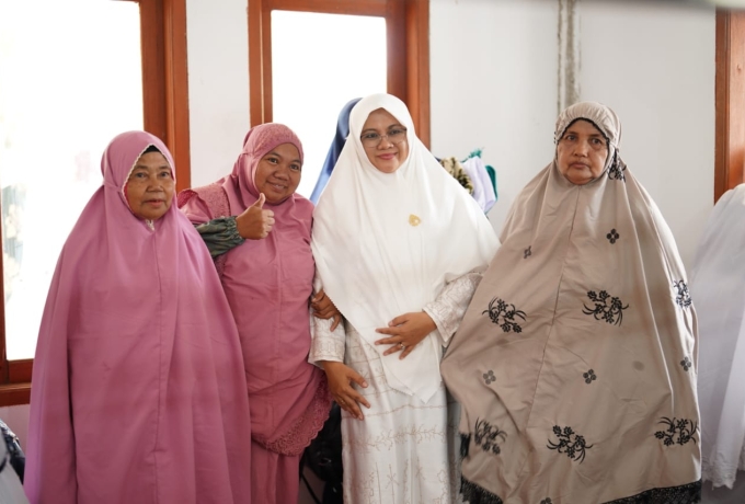 Dr Afni Z Laksanakan Salat Idul Adha di Tasik Betung, Kunjungan Pertama Usai Dilantik