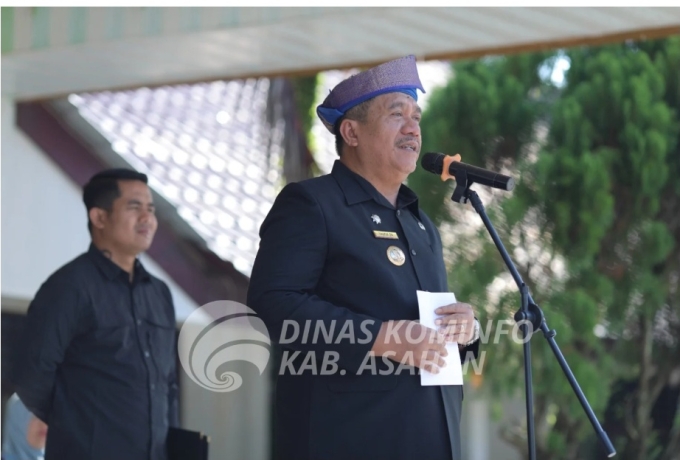 Bupati Gunakan Tanjak Melayu Pimpin Hardiknas di Kabupaten Asahan