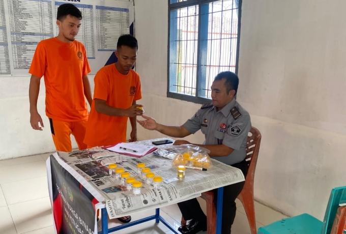 Pastikan  Petugas dan Warga Binaan Zero Narkoba, Rutan Karimun Lakukan Tes Urin 