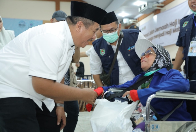 Bupati Asahan Jemput 2 Jemaah Haji yang Sakit di Embarkasi Medan