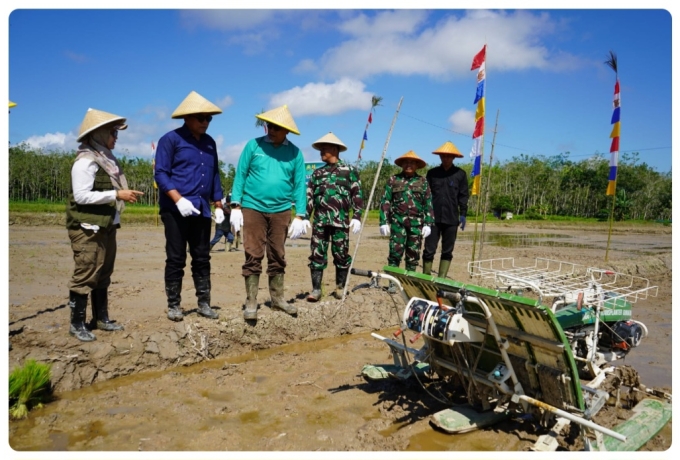 Pj.Sekda hadiri Gelaran Panen Raya dan Tanam Padi serentak di Desa Bayas Jaya