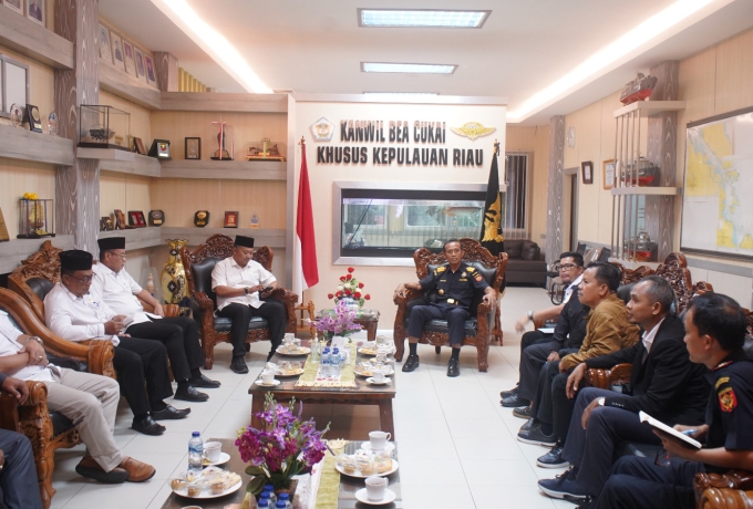 Sembako Langka DPRD Kabupaten Karimun Datangi Bea Cukai