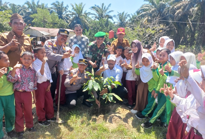 Polsek Tambang Kenalkan Green Policing pada Murid SDN 017 Kampar