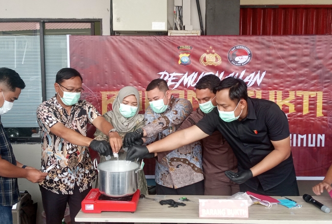 Satresnarkoba Polres Karimun Musnahkan Sabu