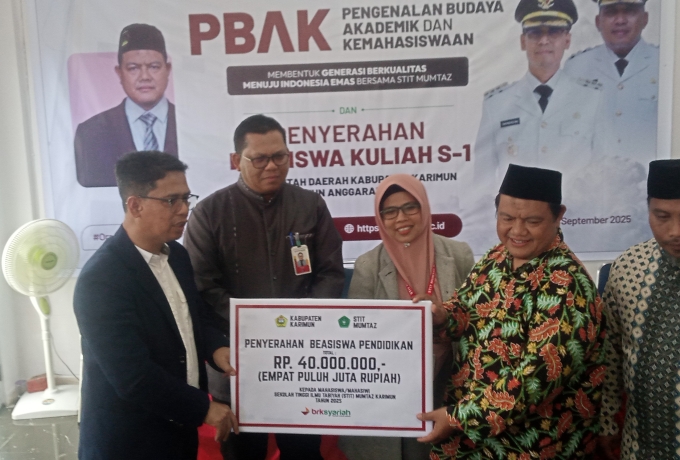Bupati Karimun Iskandarsyah Serahkan Bantuan Beasiswa untuk Mahasiswa STIT Mumtaz 