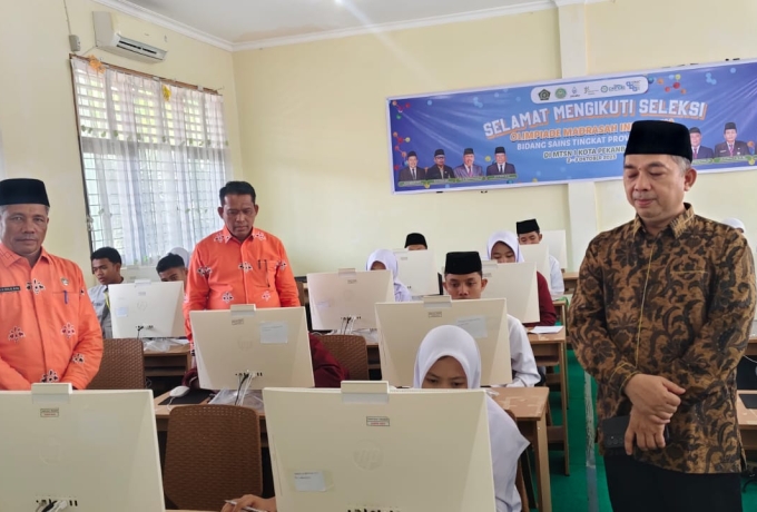 Kakan Kemenag Kampar Didampingi Kasi Penmad, Dampingi Langsung Duta OMI Kampar pada Ajang Tingkat Provinsi Riau di MTsN 1 Pekanbaru