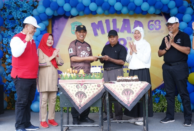 Bupati Inhil Potong Tumpeng dan Serahkan Door Prize Pada Milad SMPN 1 Tembilahan Hulu