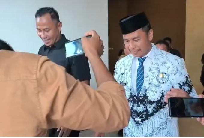 Dihujani Pertanyaan Soal Mobil Dinas, Bupati Kampar Ahmad Yuzar Pilih Menghindar dari Wartawan