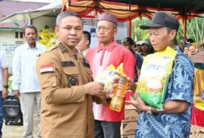 Gubri Abdul Wahid Tinjau Gerakan Pangan Murah di Bengkalis