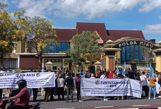 Ratusan Massa Dari DPD KNPI Pekanbaru Kepung Mapolda Riau