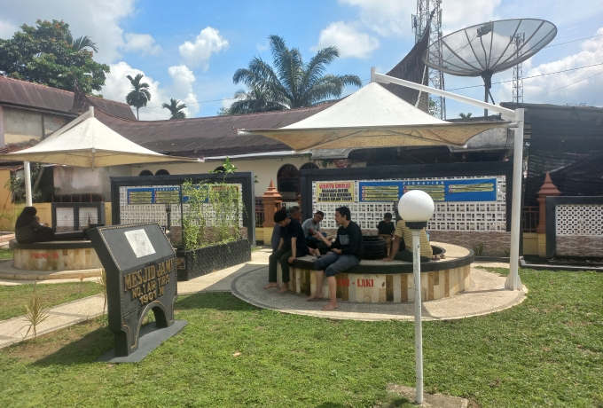 Religi, Riak Air dan Rasa Rileks: Terapi Ikan di Pelataran Masjid Jami Air Tiris