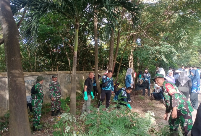 Personel Babinsa Koramil 01/LB bersama unsur Forkopimcam dan masyarakat Kecamatan Batu Ampar melaksanakan kegiatan gotong royong (ASRI)