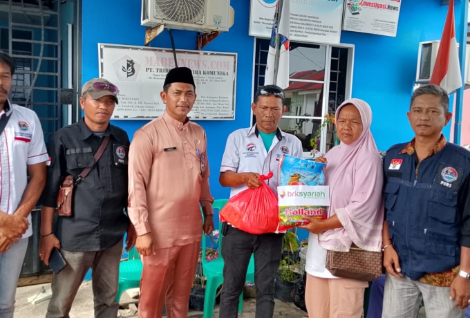 DPD Ikatan  Wartawan Online Indonesia Karimun  Bagikan Puluhan Paket Sembako 