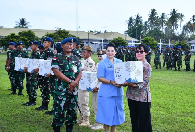 Danlanud RSA Natuna Salurkan Bingkisan Lebaran, Wujud Kepedulian untuk Prajurit dan Pegawai