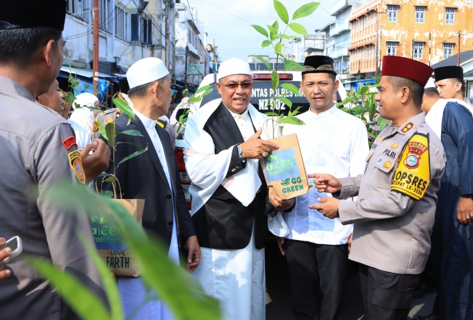 Semangat Idul Fitri dan Hari Hutan Sedunia, Polres Inhil Bagikan Bibit Pohon kepada Warga Tembilahan