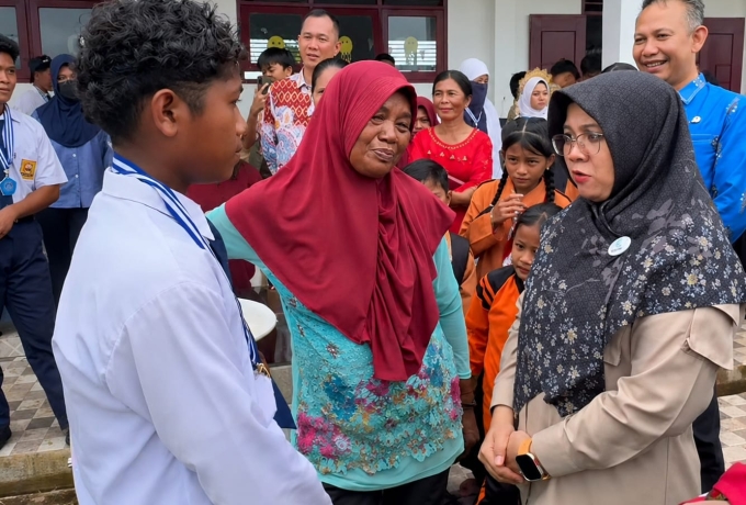 Bupati Siak Tempuh Jalan Lumpur Bagikan Seragam ke Wilayah 3T Sungai Apit
