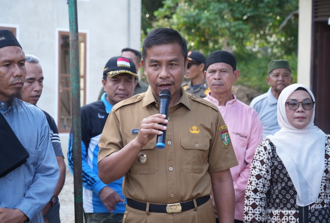 Bupati Kampar Serahkan Bantuan Sapi Kurban Presiden RI