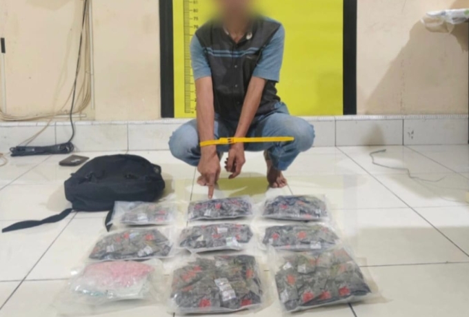 Polda Riau Gagalkan Peredaran Etomidate Cair dan 933 Butir Ekstasi, Dua Tersangka Ditangkap