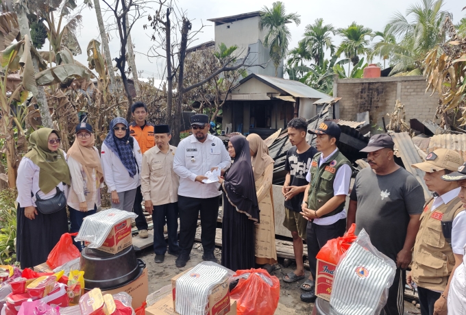 Ringankan Duka Korban Kebakaran Seberang Tembilahan, Camat Tembilahan Serahkan Bantuan