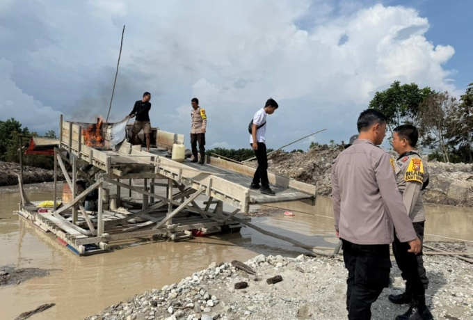 Polres Kuansing Musnahkan Dua Rakit PETI di Sungai Muaralembu