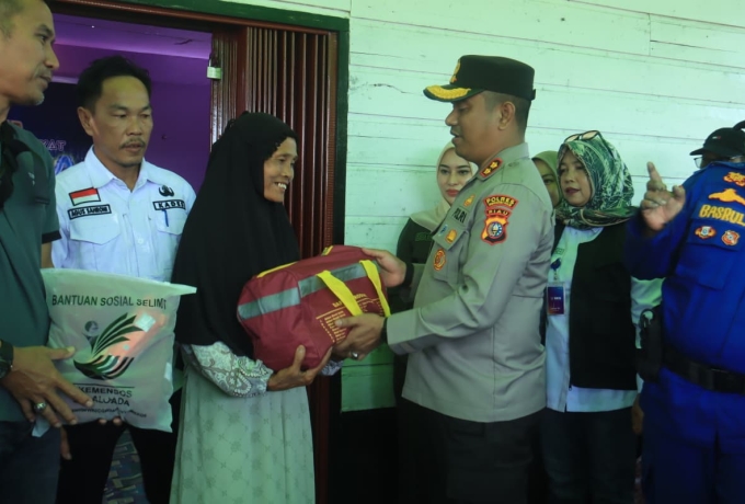 AKBP Farouk Oktora Tanam Harapan di Terusan Kempas, Mangrove Tumbuh, Warga Tersenyum
